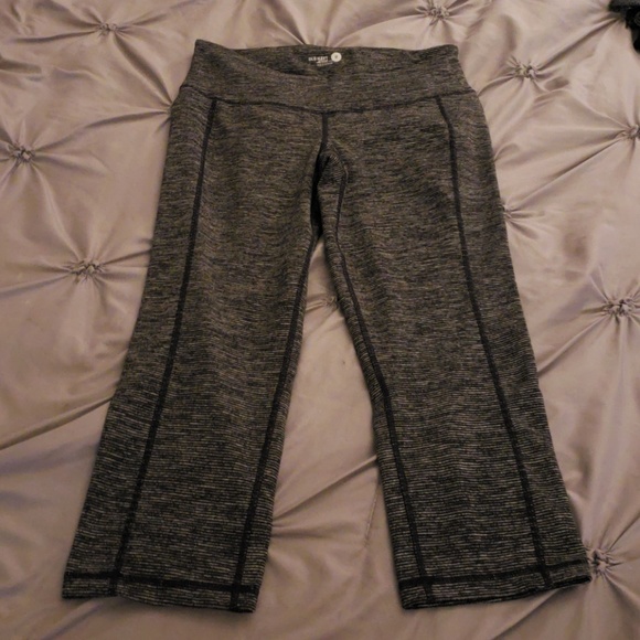 Old Navy Activewear Capris - Picture 5 of 8